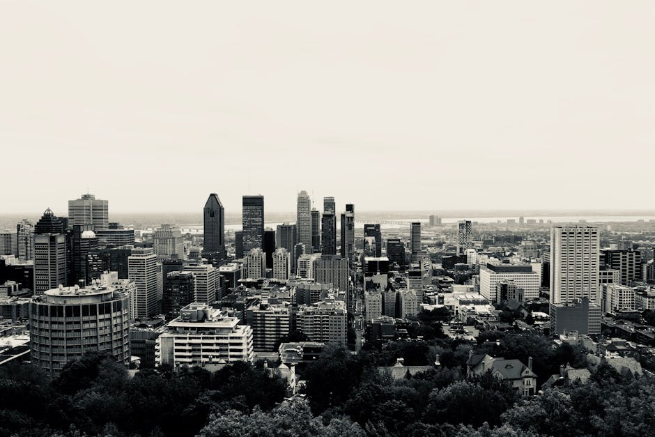Black and white view of Montréal's iconic skyline with skyscrapers and urban landscape.